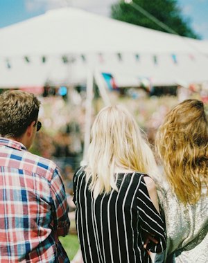 Ludzie na festiwalu na świeżym powietrzu